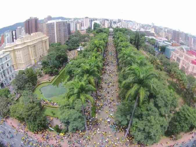 Imagens feitas com um drone mostram, do alto, a manifestao contra a corrupo, o PT e a presidente Dilma reuniu cerca de 24 mil pessoas, na manh deste domingo, em BHPedro Costa/Divulgao