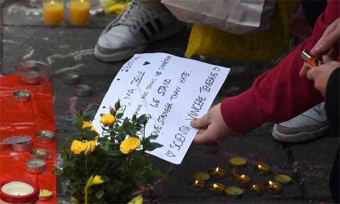 Praa da Bolsa recebe homenagens aos mortos e feridos nos atentados do Estado Islmico a Bruxelas (foto: PATRIK STOLLARZ / AFP PHOTO)