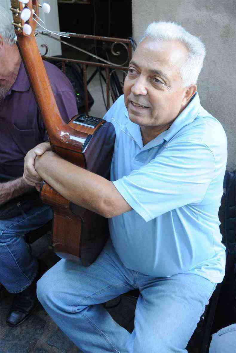 'A msica  tudo para mim.  ela que me incentiva a viver' Renato Rocha, 63 anos, toca chorinho, bossa nova, samba e MPB todas as quartas-feiras em um bar na Praa ABC, no Bairro Funcionrios, Regio Centro-Sul de Belo Horizonte.