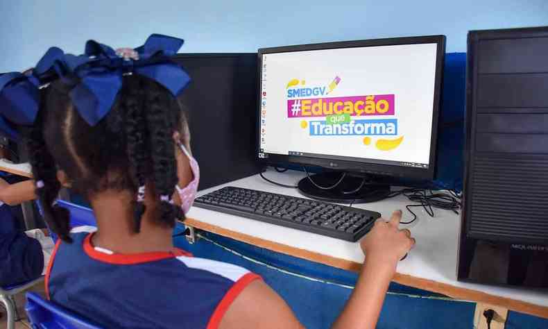 Aluna de uma escola municipal de Governador Valadares em atividade no Laboratrio de Informtica