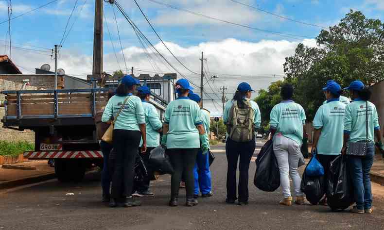 Equipe da zoonoses realizando limpeza de focos da dengue em Uberaba