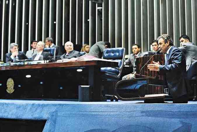 O pr-candidato do PSDB  Presidncia da Repblica, Acio Neves (D), considera que o episdio envolvendo a Petrobras arranhou a imagem de gerente de Dilma Rousseff (foto: Moreira Mariz/Agncia Senado)