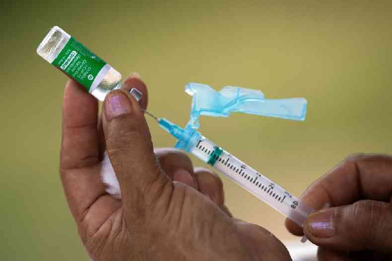A enfermeira Janete da Silva Oliveira prepara uma dose da vacina Oxford/AstraZeneca contra a covid-19 em uma comunidade ribeirinha prxima a Manaus, em 9 de fevereiro de 2021 (Michael Dantas / AFP)