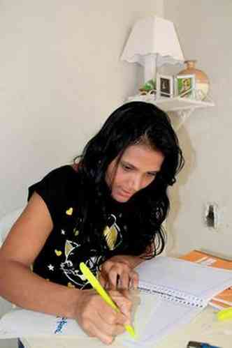 Agna trabalha como bab para garantir curso de farmcia (foto: (Soln Queiroz/Esp. EM)