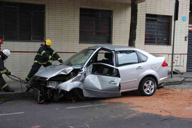 O Ford Fiesta Sedan seguia pela rua Vitrio Marola, no Bairro Cruzeiro. Motorista perdeu o controle da direo, bateu em uma rvore e morreu na horaEdsio Ferreira/EM/D.A Press