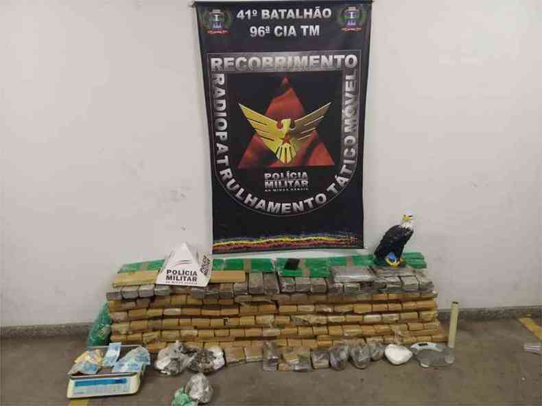 Drogas e outros materiais apreendidos pela polcia aps denncia(foto: Polcia Militar/Divulgao)
