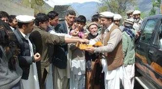 Apoiadores do ex-presidente do Paquistão distribuem doces para eleitores após a indicação de Musharraf ser aprovada.(foto: AFP PHOTO/ Gul HAMAAD FAROOQI ) Apoiadores do ex-presidente do Paquistão distribuem doces para eleitores após a indicação de Musharraf ser aprovada.(foto: AFP PHOTO/ Gul HAMAAD FAROOQI )