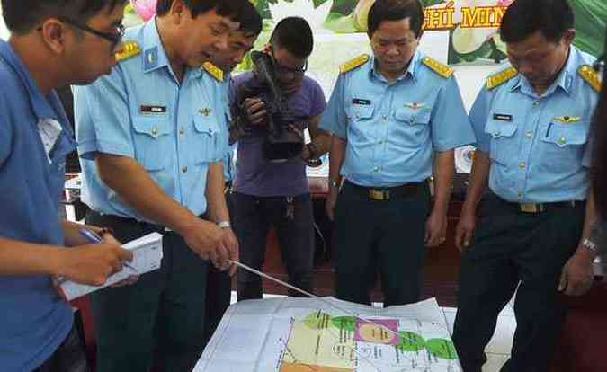 Militar vietnamita mostra raio de buscas ao voo, que inclui territrios da Tailndia e Singapura(foto: HOANG DINH NAM/AFP)