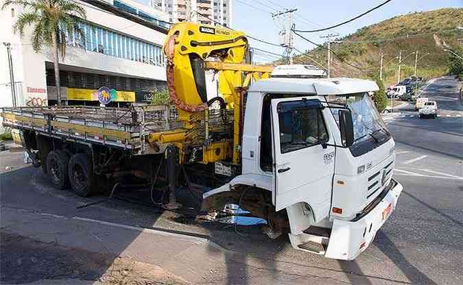 Por pouco o caminho no acertou outros carros que passavam pela via(foto: Claudio Cunha/Encontro)