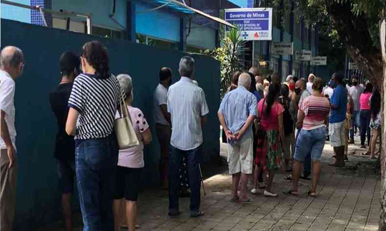 Idosos com mais de 80 anos formaram uma longa fila na Policlnica Municipal, no Centro de Valadares, para serem vacinados(foto: Reproduo/Redes Sociais)