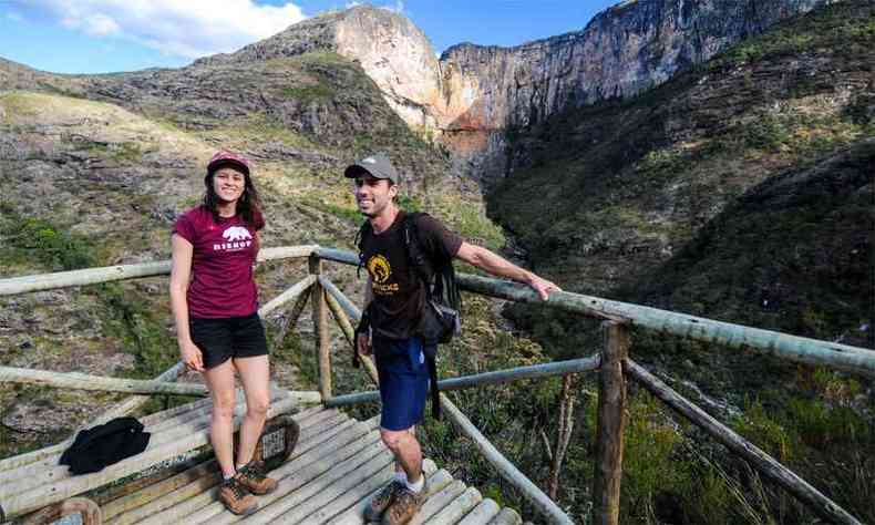 Juliana e Daniel no topo da escada que dá acesso à base da queda d'água (foto: Leandro Couri/EM/DA Press)