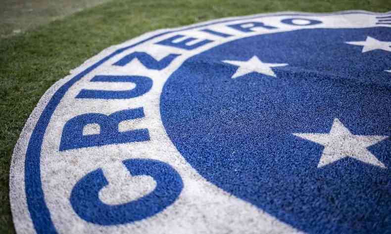 escudo do Cruzeiro no gramado do Mineiro