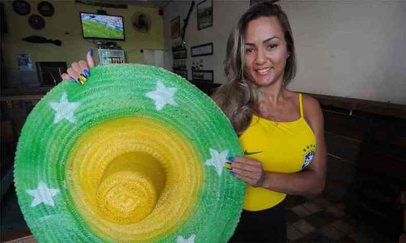 Em bar da Rua Mxico, Carla Cibele no dispensou o sombrero, mas, para no dar chance ao azar, usou as cores da Seleo Brasileira(foto: Leandro Couri/EM/DA Press)