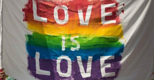 Americana ensina inglês para pessoas trans em projeto social - Estado de Minas
