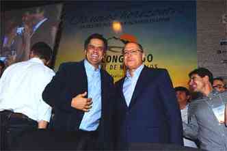 O presidente do PSDB, senador Acio Neves, ao lado do governador de So Paulo, Geraldo Alckmin, tambm presente no evento (foto: )