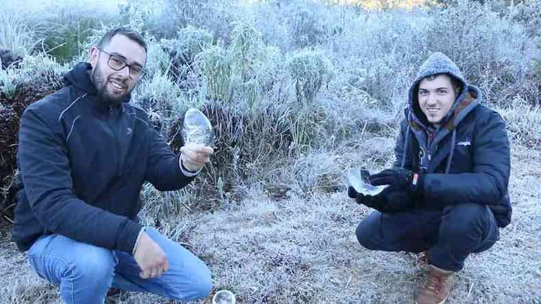 Secretrio de Turismo e amigo com 'ovos de gelo' e a paisagem branca de geada atrs(foto: Mateus Ribeiro)