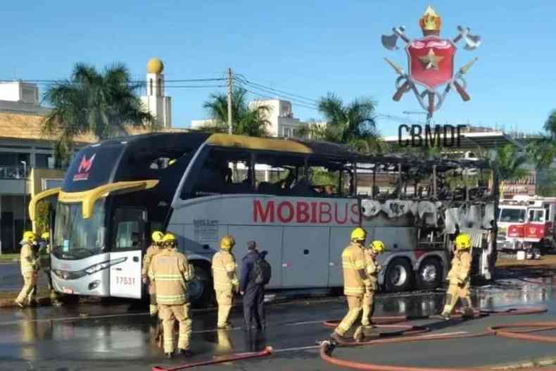 Ônibus de turismo com 25 jogadoras de futebol de Tocantins pega fogo na EPTG