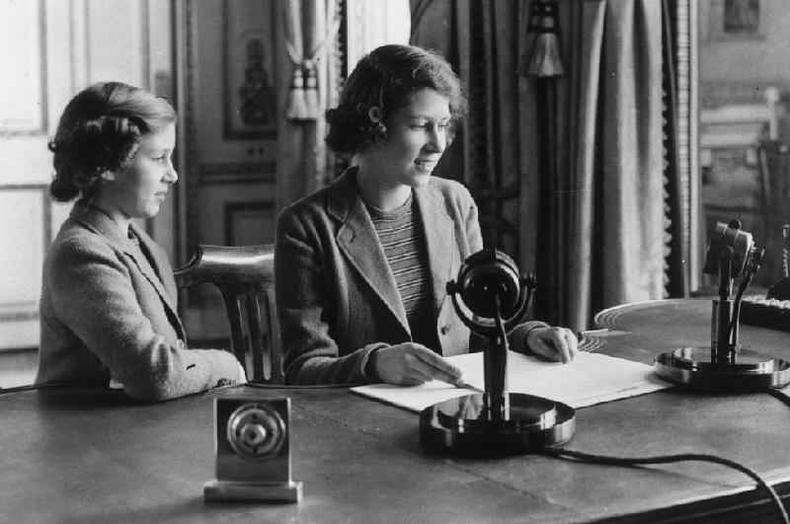 Princesa Elizabeth ( dir) e sua irm Margaret fazem uma transmisso nacional de rdio durante a Segunda Guerra, em 1940.