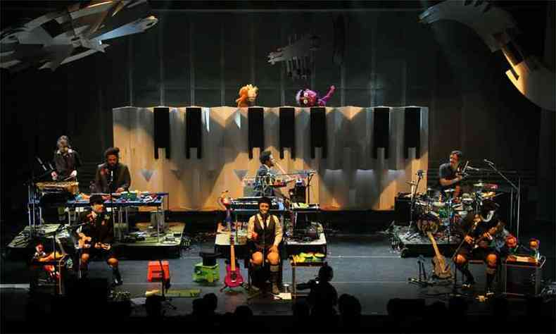 O show conta com a participao dos bonecos do Giramundo, e  todo realizado com instrumentos de brinquedo(foto: Dudi Polonis/Divulgao)