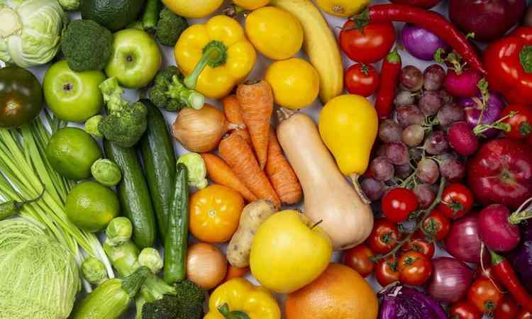 Futas, legumes e verduras vistas de cima 