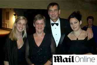Tony Nicklinson ao lado da mulher e das filhas antes do enfarte(foto: Reproduo internet / www.dailymail.co.uk)
