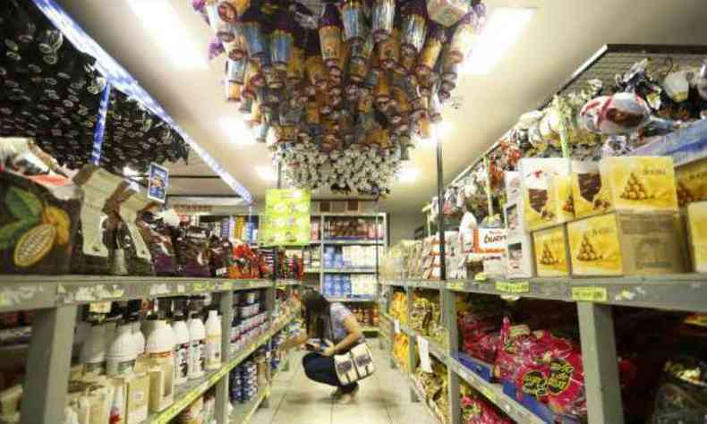 Grande volume de ovos de pscoa ainda nas prateleiras faz lojas baixarem preo (foto: Marcelo Camargo/Agncia Brasil)