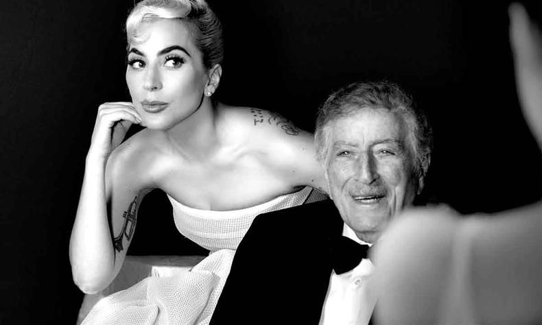 Lady Gaga, de vestido tomara que caia, e Tony Bennett, de gravata borboleta 