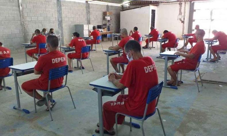 Candidatos do sistema prisional fazendo provas