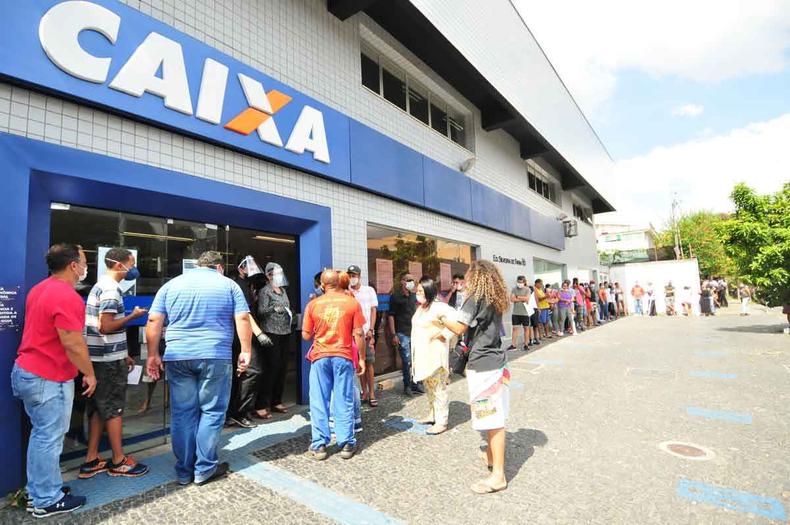 Mais de metade dos brasileiros com 18 a 35 anos escolheu um banco digital como primeira instituição financeira (foto: Gladyston Rodrigues/EM/D.A Press - 23/4/20) Movimento em agência da Caixa Federal em Belo Horizonte