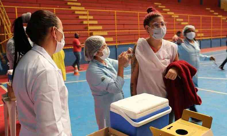 Matozinhos vacinou 21.809 pessoas com a 1 dose, 6.141 cidados com a 2 dose e 1.006 pessoas com a dose nica(foto: Prefeitura de Matozinhos/Divulgao)