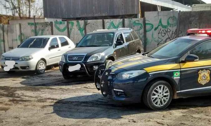 Agentes recuperaram os dois veículos roubados pelo trio preso em flagrante(foto: PRF/Divulgação) Agentes recuperaram os dois veículos roubados pelo trio preso em flagrante(foto: PRF/Divulgação)