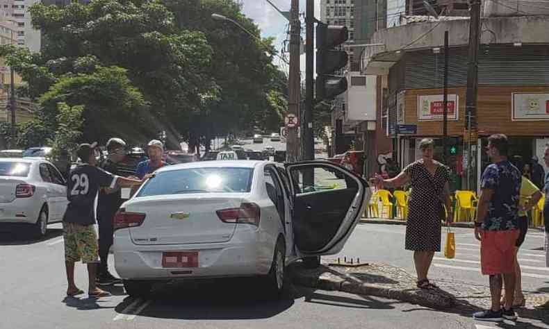 Carro bateu no semforo de um cruzamento na Regio Centro-Sul de Belo Horizonte(foto: Mrcia Maria Cruz/EM/D.A.Press)
