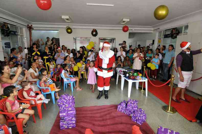 Depois de ir a todas alas da unidade de sade, Papai Noel fez a festa para mais de 170 crianas, que tiveram a dose de remdio reduzida(foto: Juarez Rodrigues/EM/D.A Press)