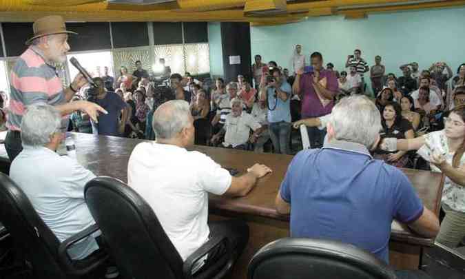 Servidores, assessores e políticos acompanharam a coletiva de Sebastião Quintão (foto: Secom/Divulgação)