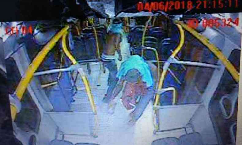 Cmeras de segurana de um dos coletivos ajudaram a PM a prender dois homens em Uberaba ontem(foto: Reproduo da internet/WhatsApp)