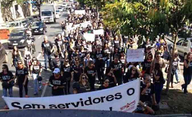 Os servidores da Justia fizeram uma manifestao pelas ruas da regio Centro-Sul de BH(foto: David Landau)