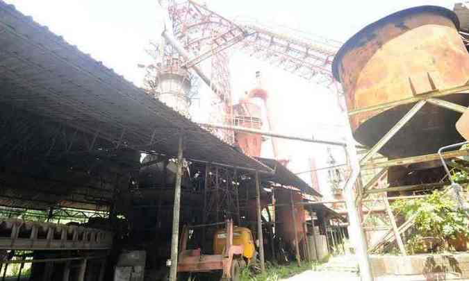 Dos 37 fornos das usinas produtoras de ferro-gusa, 24 foram abafados devido  falta de demanda enfrentada pela indstria siderrgica(foto: Jair Amaral/EM/D.A Press)