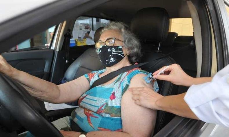 Beatriz Coelho, 87 anos, ressaltou importância de manter cuidados preventivos contra a COVID-19(foto: Gladyston Rodrigues/EM/D.A Press) Beatriz Coelho, 87 anos, ressaltou importância de manter cuidados preventivos contra a COVID-19