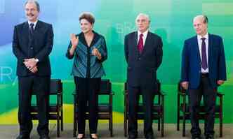 Ministro da Educao, Renato Janine Ribeiro (direita), acompanhado por Dilma entre o vice-presidente Michel Temer (direita) e o ministro Aloizio Mercadante (foto: Stuckert Filho/PR )