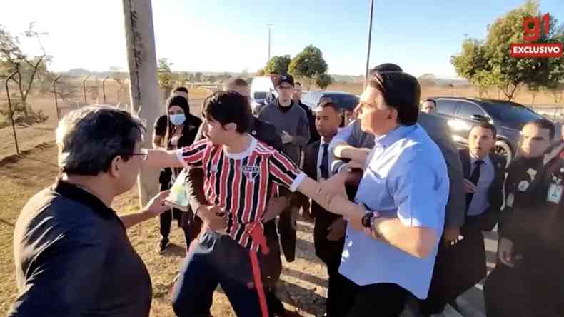 Reproduo de vdeo mostra BOlsonaro agarrando o brao de um jovem com a camisa listrada do time de futebol So Paulo 