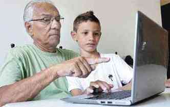 Uma das paixes de Adalberto Fernandes de Souza, de 70 anos,  se divertir na mquina com o neto Samuel, de 8 anos (foto: Beto Novaes/EM DA Press)