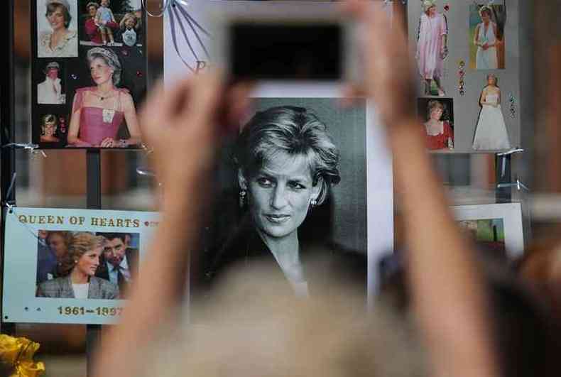 Desde cedo, centenas de fs prestaram homenagens  princesa Diana em frente ao Palcio Kensington, em Londres(foto: Daniel LEAL-OLIVAS/AFP )