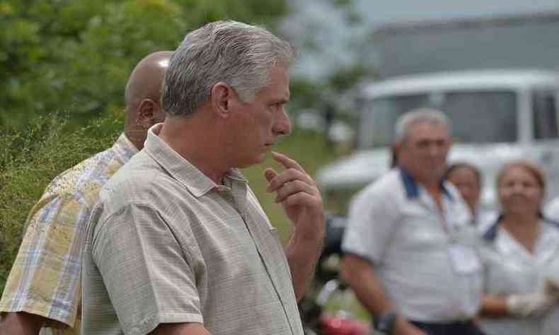 Miguel Daz-Canel, presidente de Cuba, esteve no local do acidente(foto: Yammil Lage/AFP )