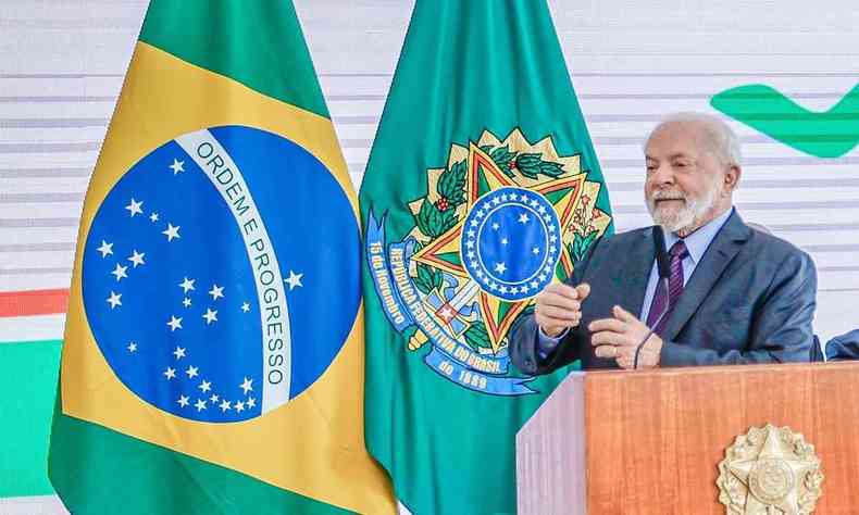Presidente Lula fala ao microfone em uma tribuna