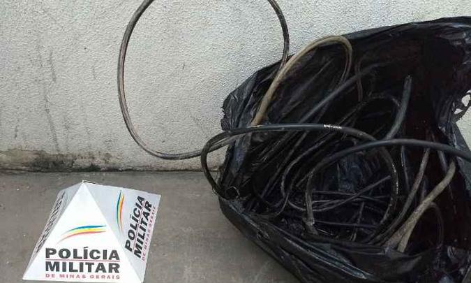 Cabos apreendidos pela Polícia Militar com o homem (foto: Polícia Militar/Divulgação) Cabos apreendidos pela Polícia Militar com o homem (foto: Polícia Militar/Divulgação)