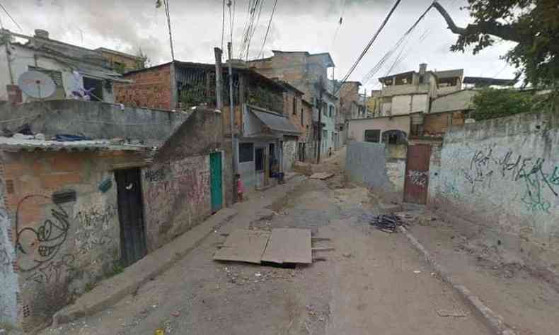 Buraco na via que d acesso ao esgoto auxiliou na fuga de um dos suspeitos(foto: Reproduo/Google Street View)