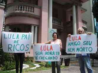 Manifestantes anti-PT levaram cartazes para a porta do velrio(foto: Paulo Filgueiras/EM/D.A Press)