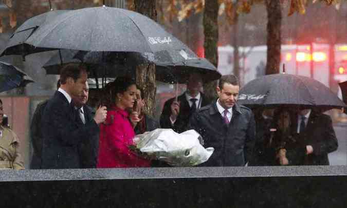 Sob uma chuva fria, William e Catherine prestam homenagem aos mortos no atentado s 'Torres Gmeas'(foto: Eduardo Munoz Alvarez/AFP )