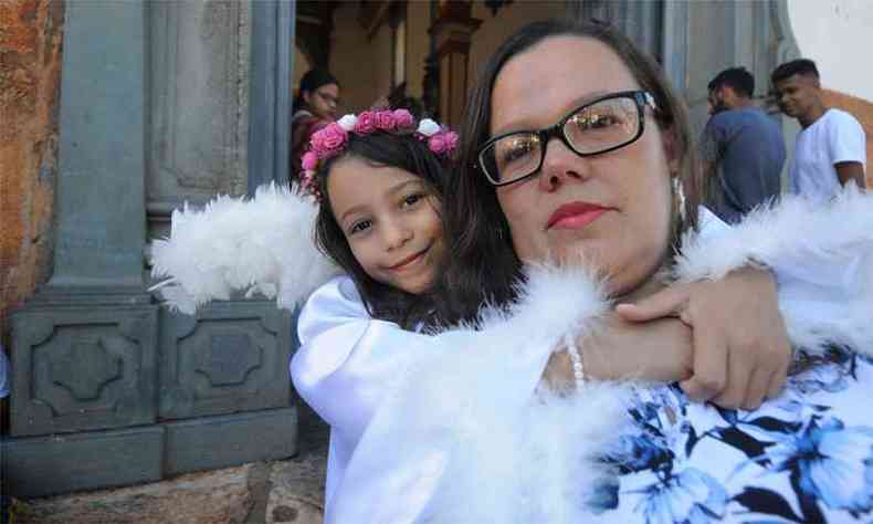 A dona de casa Andreia Aparecida Chaves levou a filha Emanuelle, de 8 anos, para participar da celebrao na igreja e pediu proteo em suas oraes(foto: Alexandre Guzanshe/EM/D.A Press)