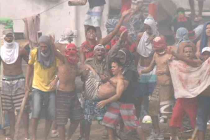 Detentos carregaram ferido para parte externa do presdio (foto: TV Clube/Reproduo)